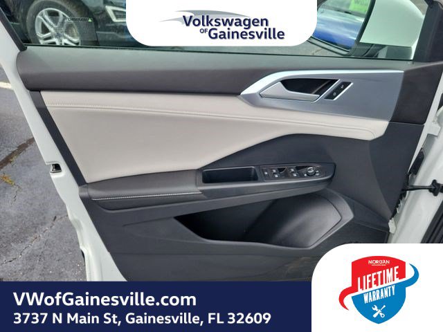 Used 2025 Volkswagen Taos SE FWD image 14