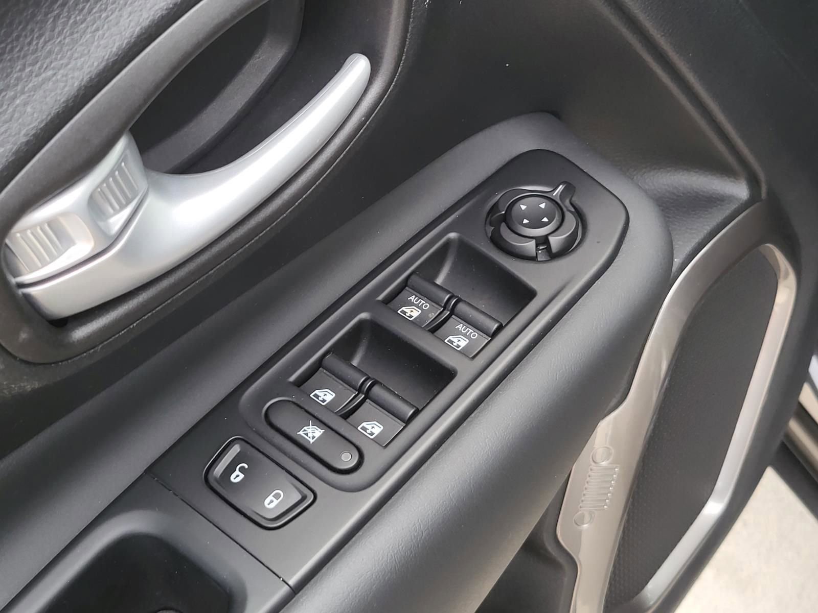 Used 2023 Jeep Renegade Latitude AWD/4WD image 16