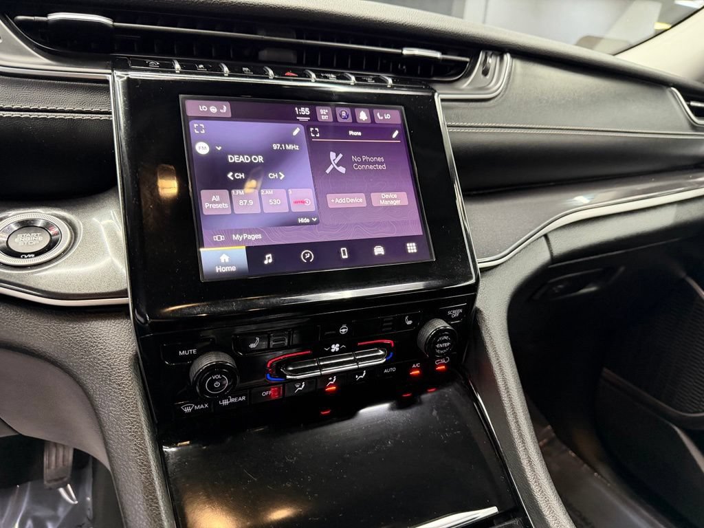 Used 2022 Jeep Grand Cherokee Laredo w/ Luxury Tech Group I RWD image 25