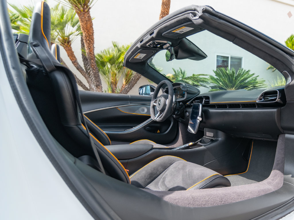 Used 2025 McLaren Artura Spider RWD image 10
