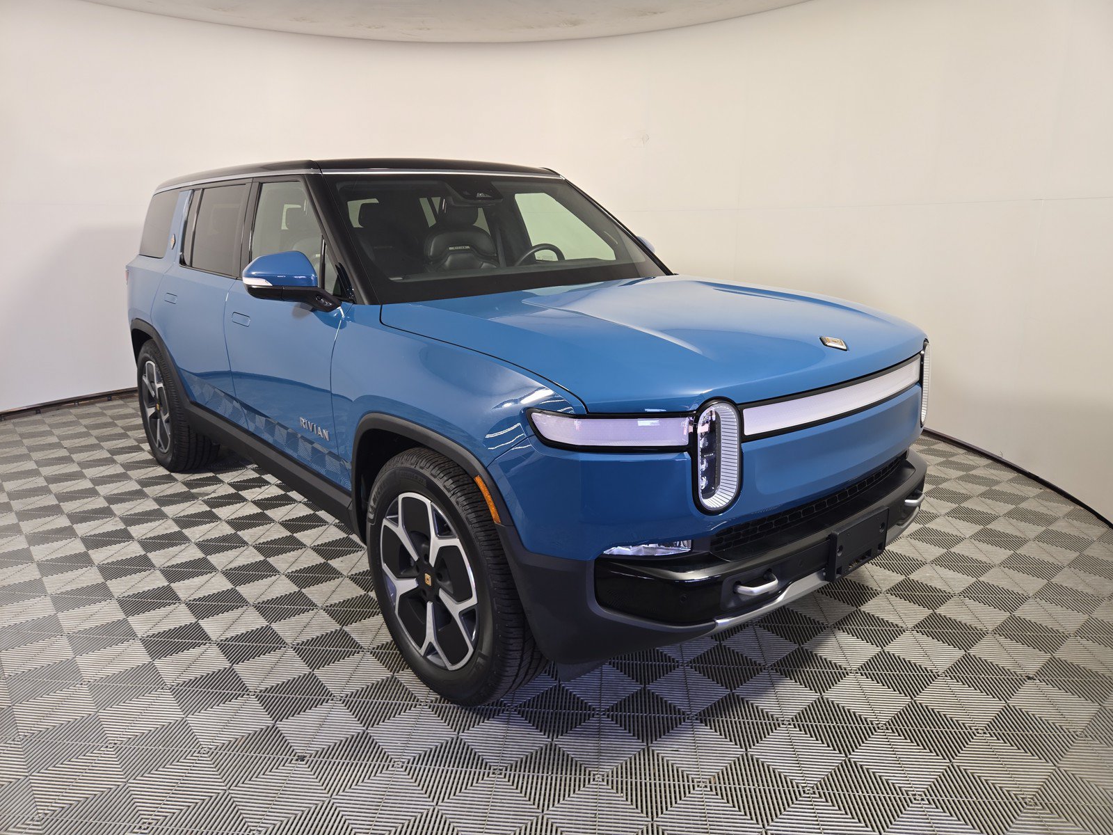 Used 2024 Rivian R1S Adventure AWD/4WD image 7