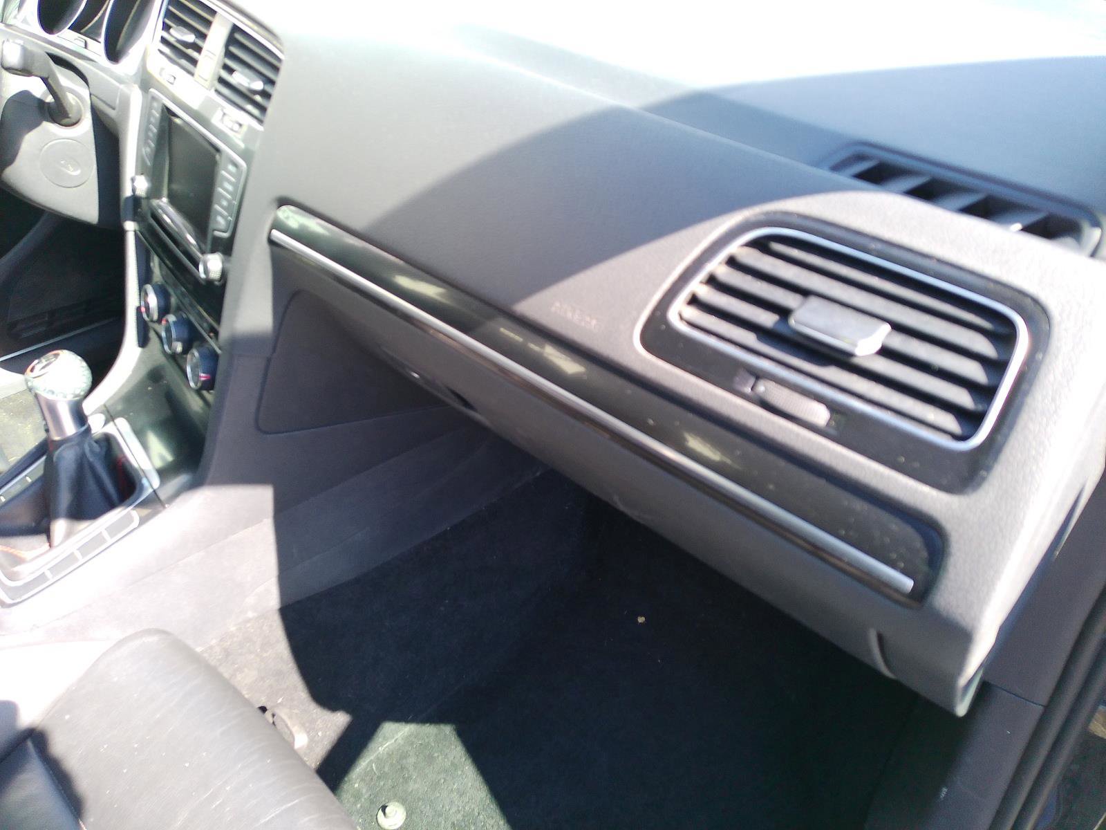 Used 2015 Volkswagen Golf 4-Door FWD image 38