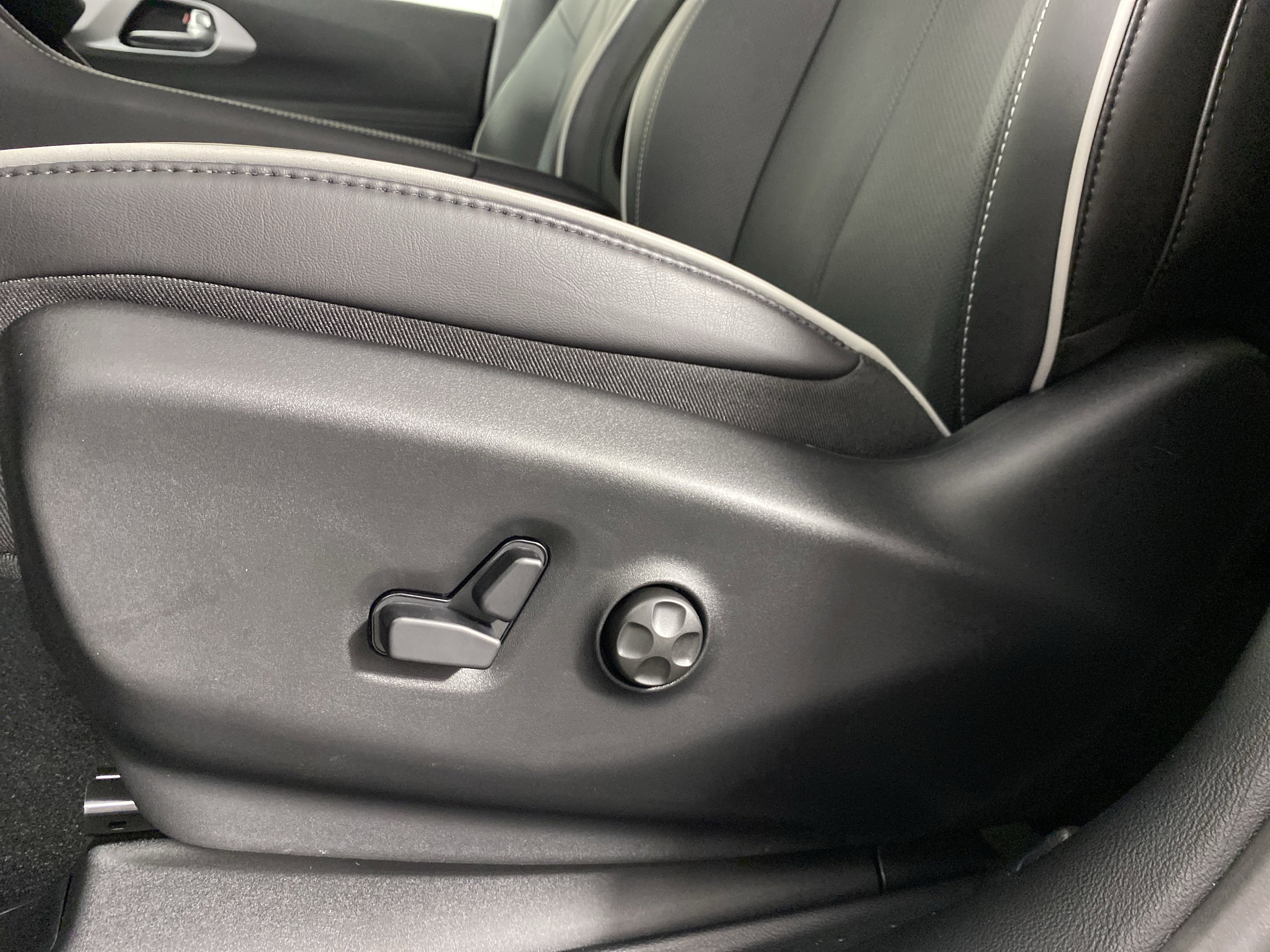 New 2026 Chrysler Pacifica Limited w/ S Appearance Package image 16