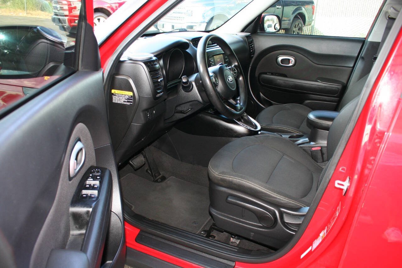 Used 2016 Kia Soul + FWD image 13
