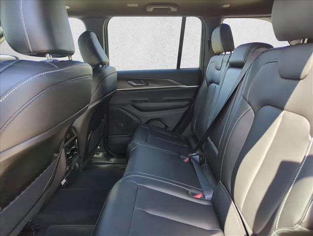 New 2025 Jeep Grand Cherokee Limited w/ Black Appearance Package image 17