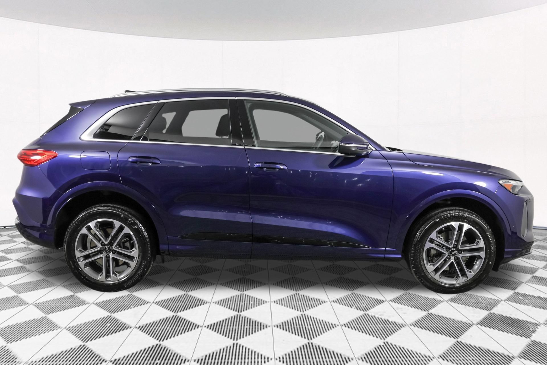 Used 2025 Audi Q5 Premium w/ Convenience Package AWD/4WD image 17