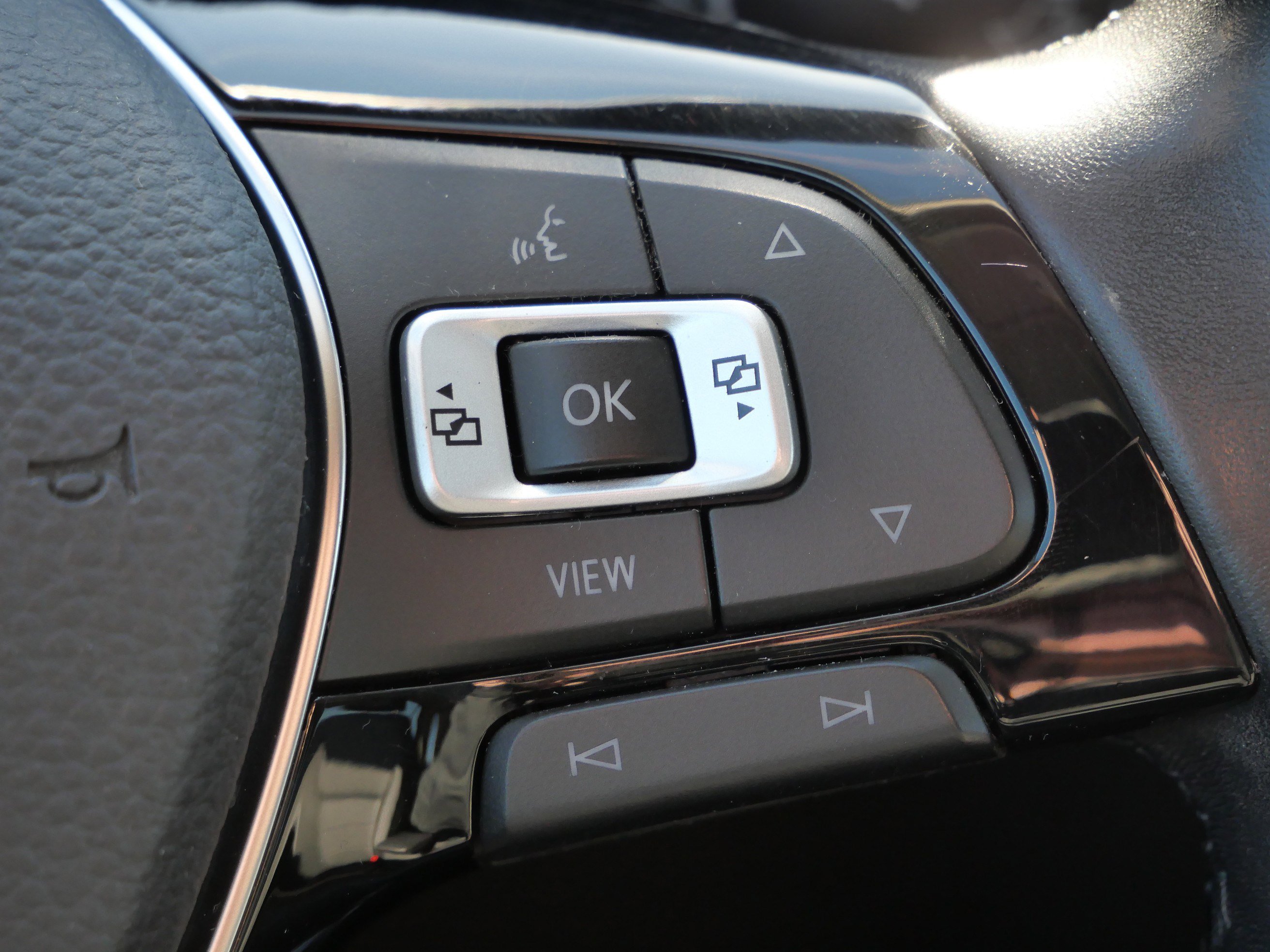 Used 2019 Volkswagen Tiguan SEL image 32