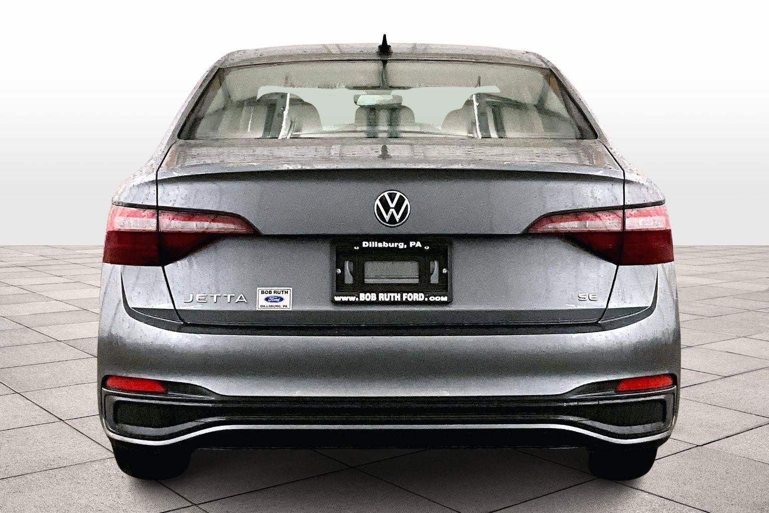 Used 2024 Volkswagen Jetta SE image 4