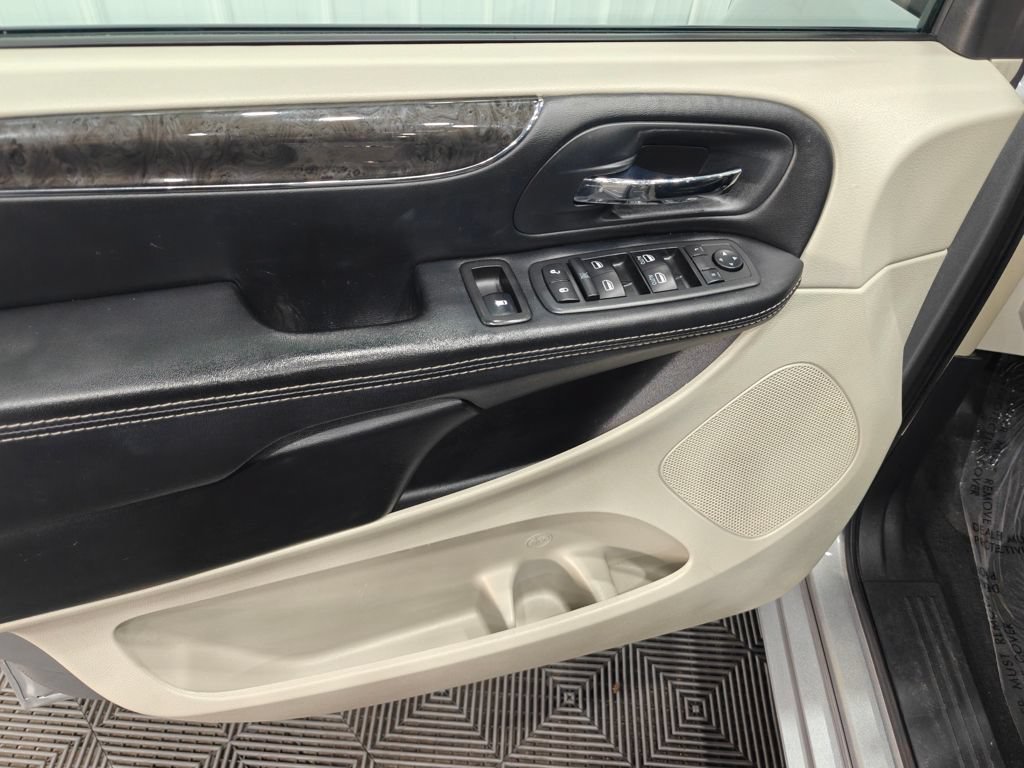 Used 2016 Chrysler Town & Country Touring-L FWD image 47