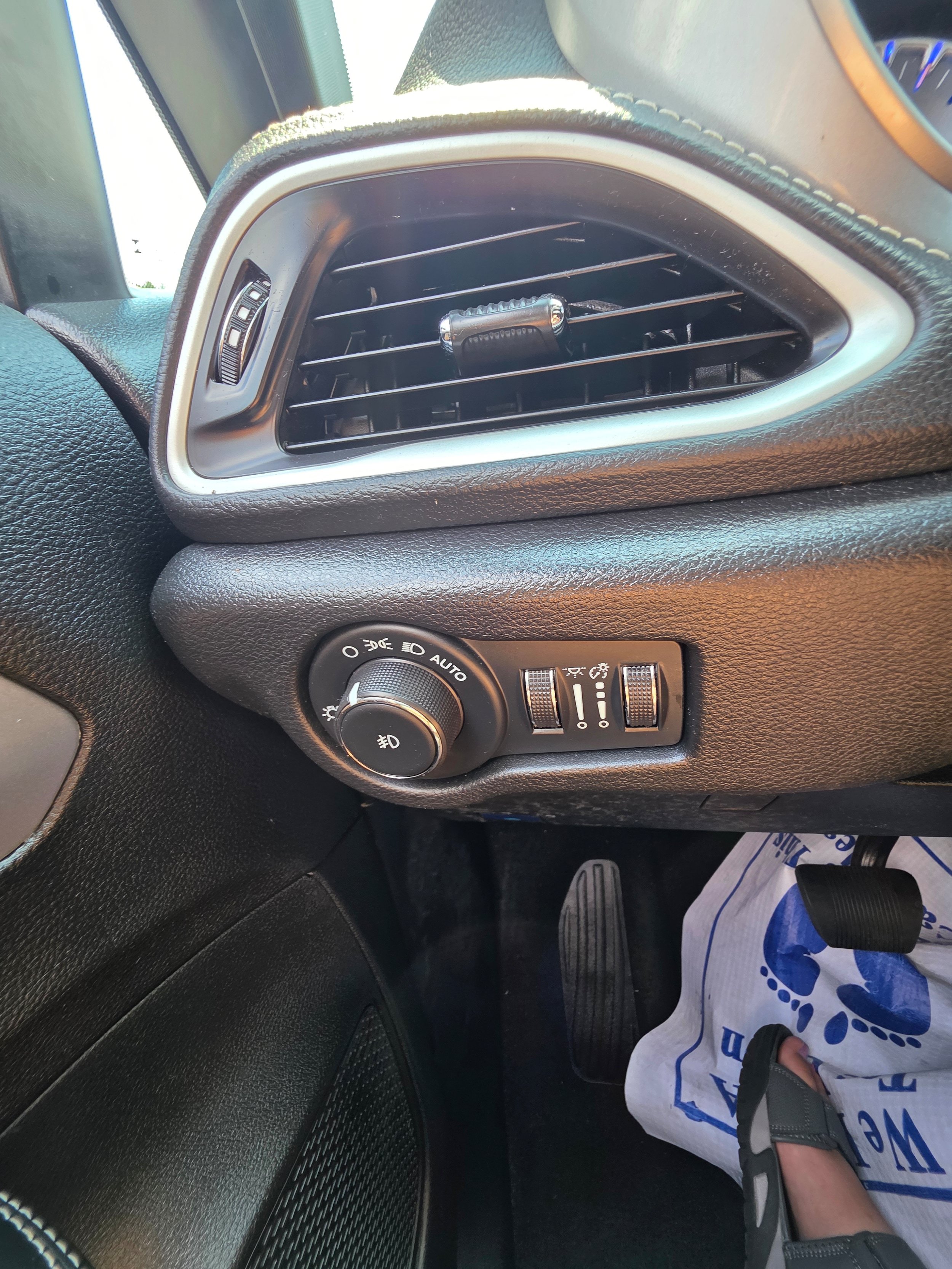 Used 2024 Chrysler Pacifica Touring FWD image 16