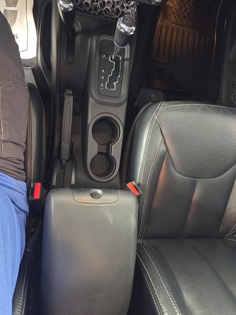 Used 2015 Jeep Wrangler Unlimited Sahara w/ Connectivity Group AWD/4WD image 19