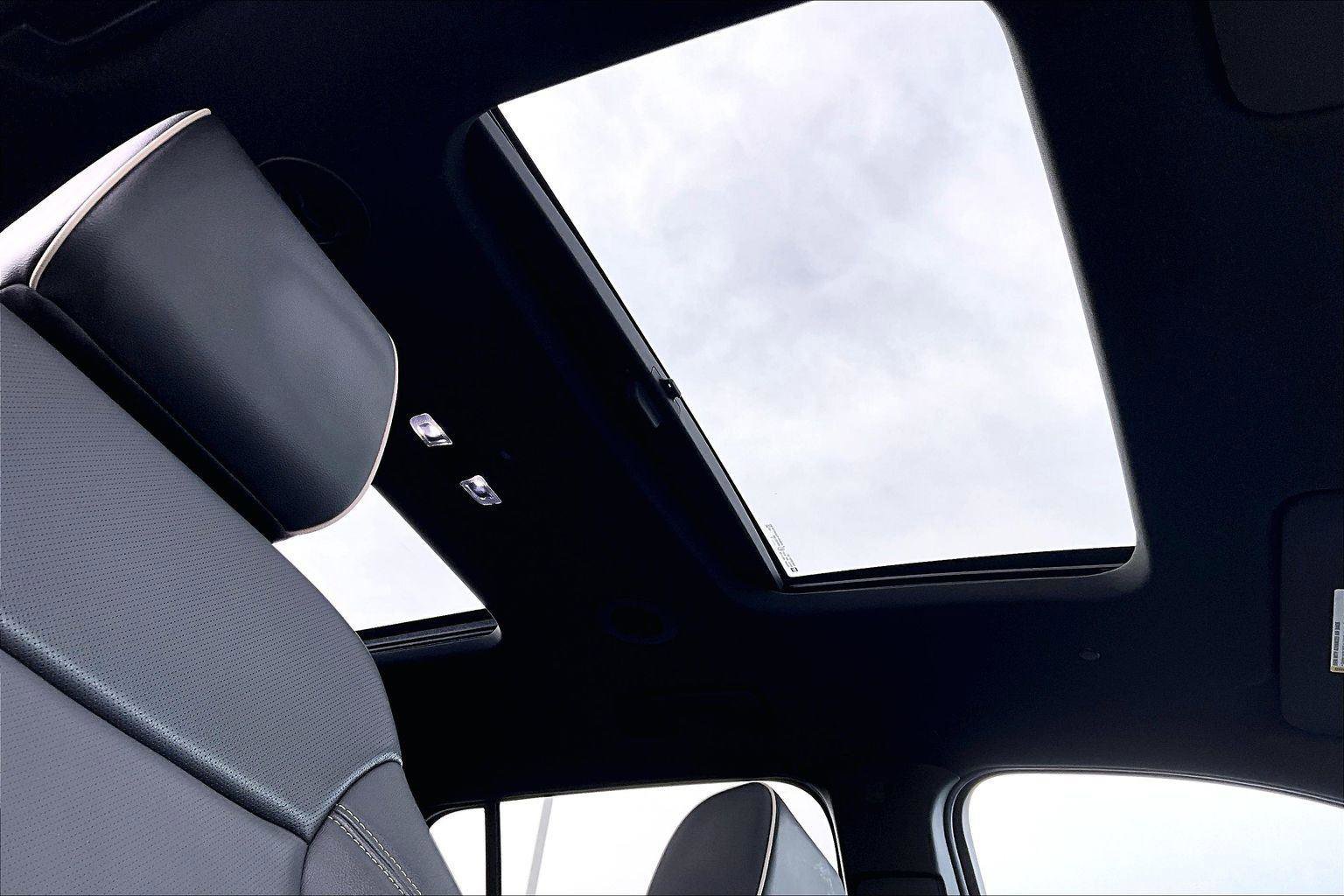 Used 2023 Chevrolet Traverse Premier image 23