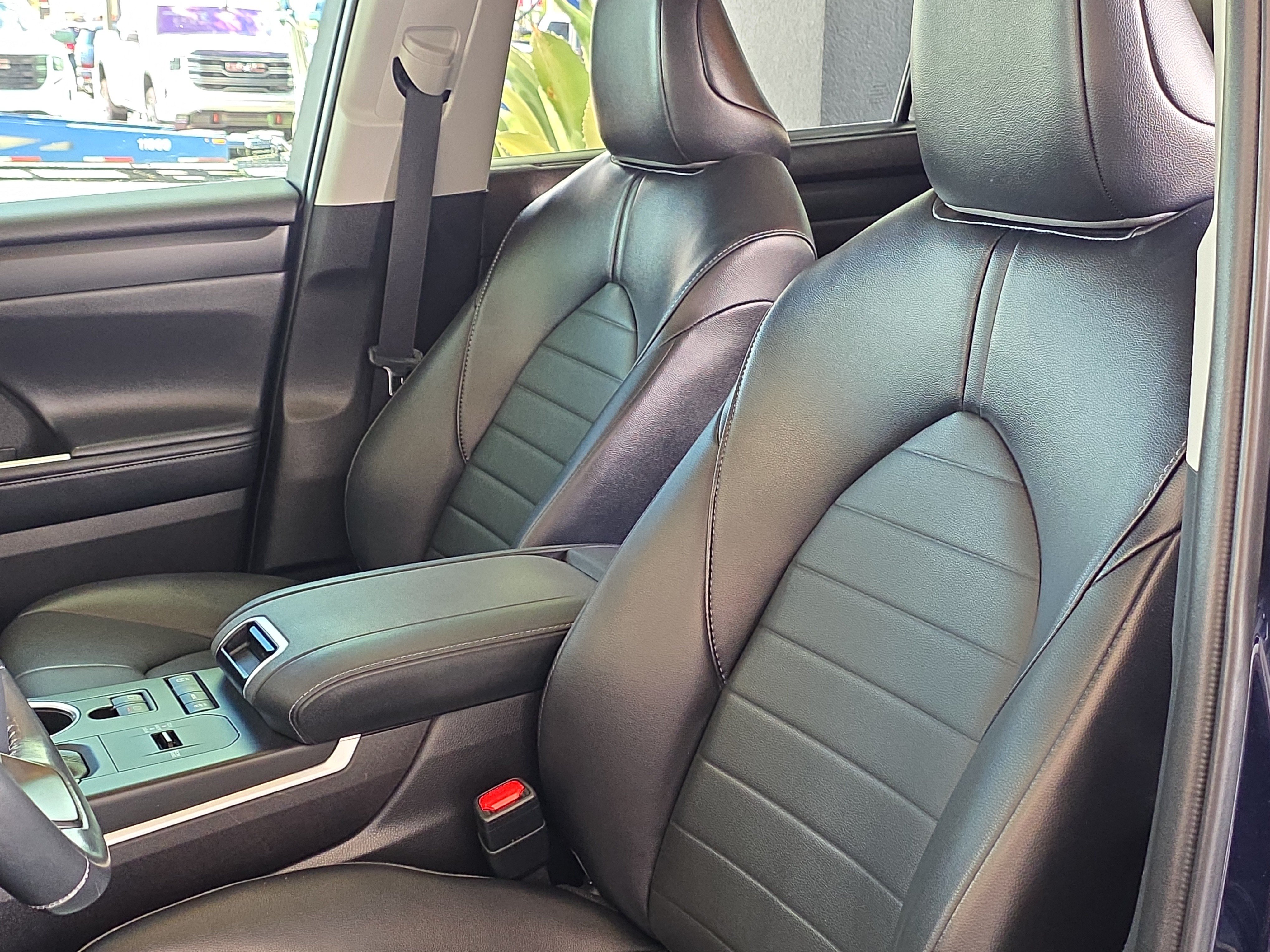 Used 2022 Toyota Highlander XLE FWD image 11