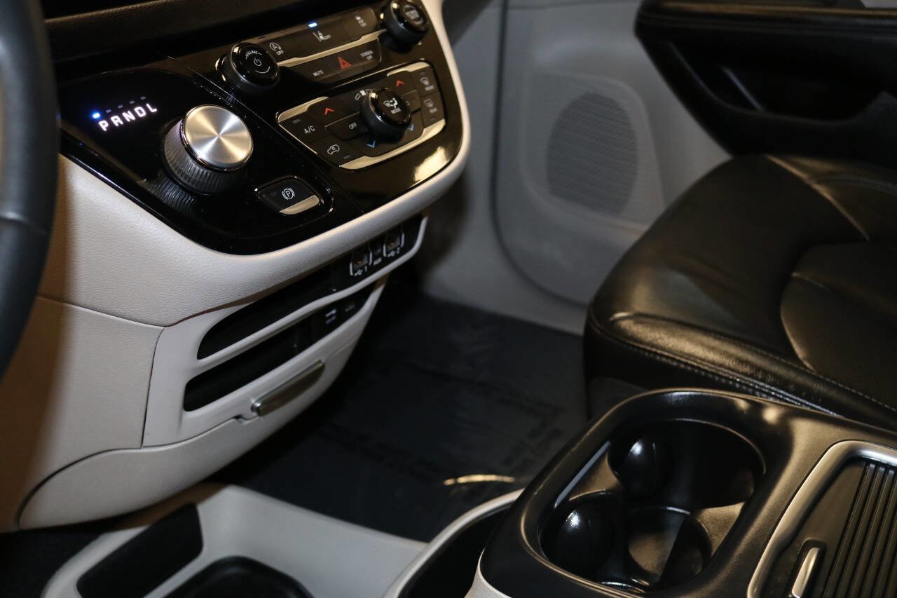 Used 2023 Chrysler Pacifica Touring-L image 57