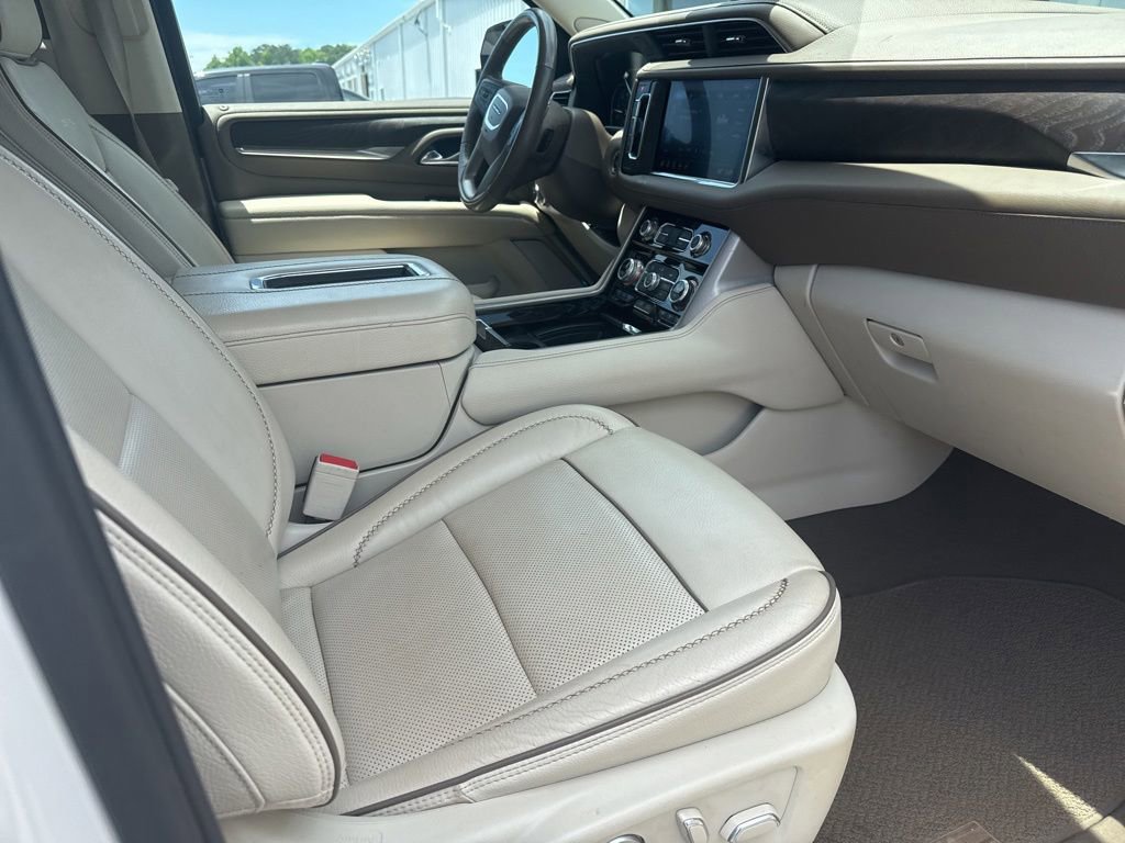 Used 2021 GMC Yukon XL Denali w/ Denali Premium Package AWD/4WD image 3