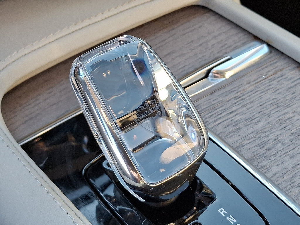 Used 2024 Volvo XC90 T8 Ultimate w/ Protection Package Premier AWD/4WD image 18