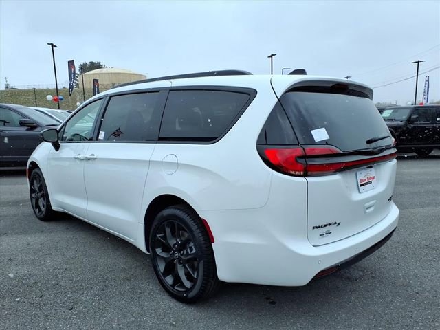 New 2026 Chrysler Pacifica Limited w/ S Appearance Package image 7