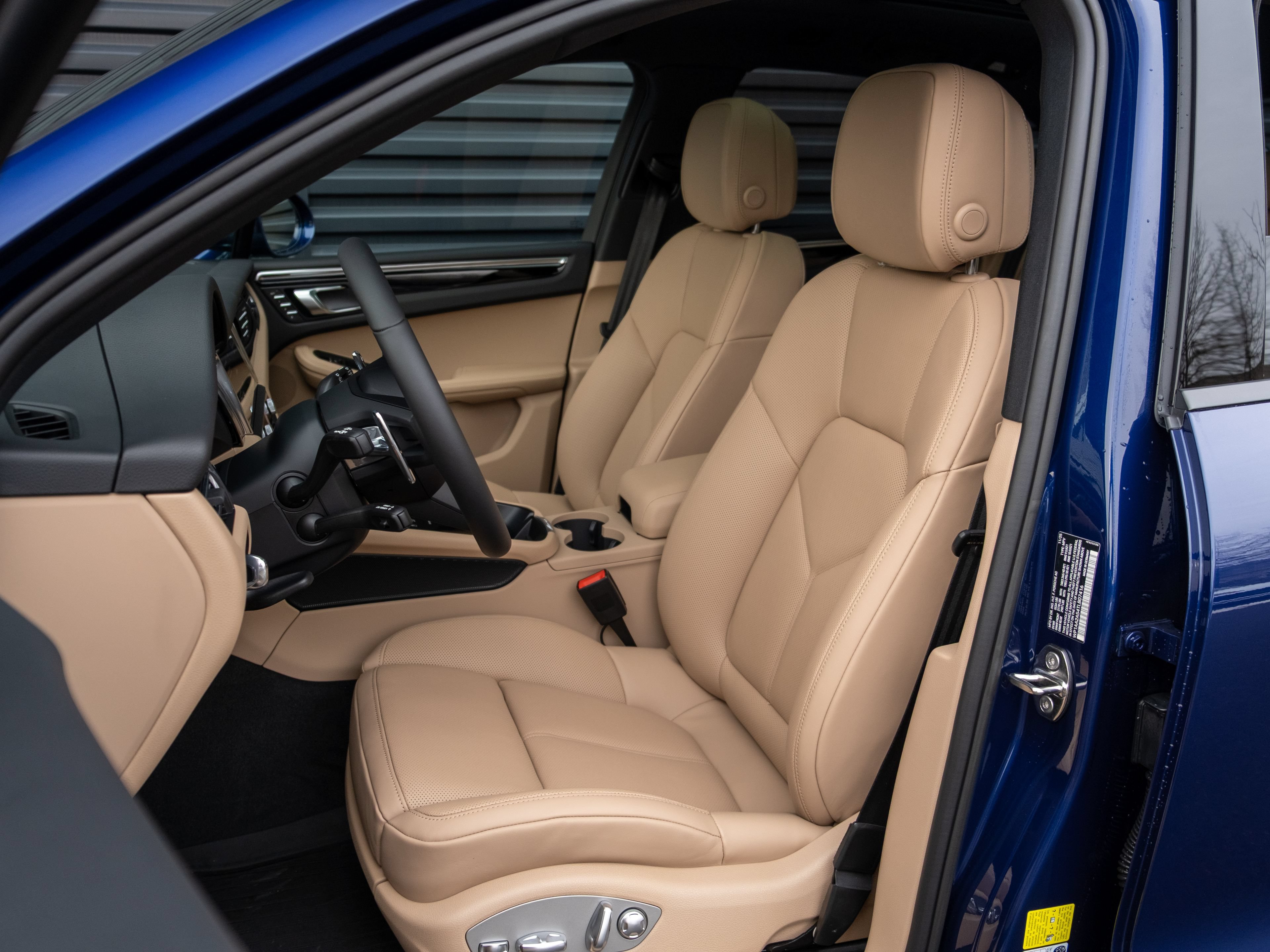 Certified 2026 Porsche Macan AWD/4WD image 5
