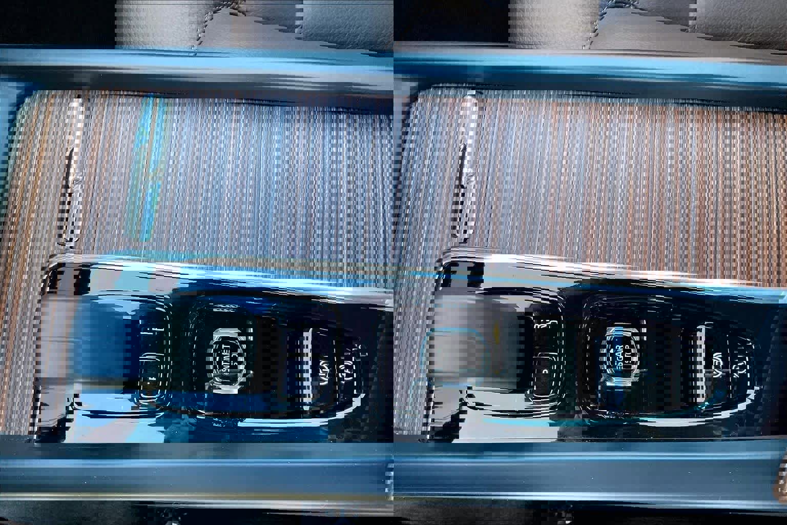 Used 2023 Volvo XC60 T8 Plus image 20