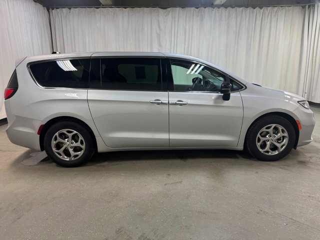 Used 2024 Chrysler Pacifica Limited image 3