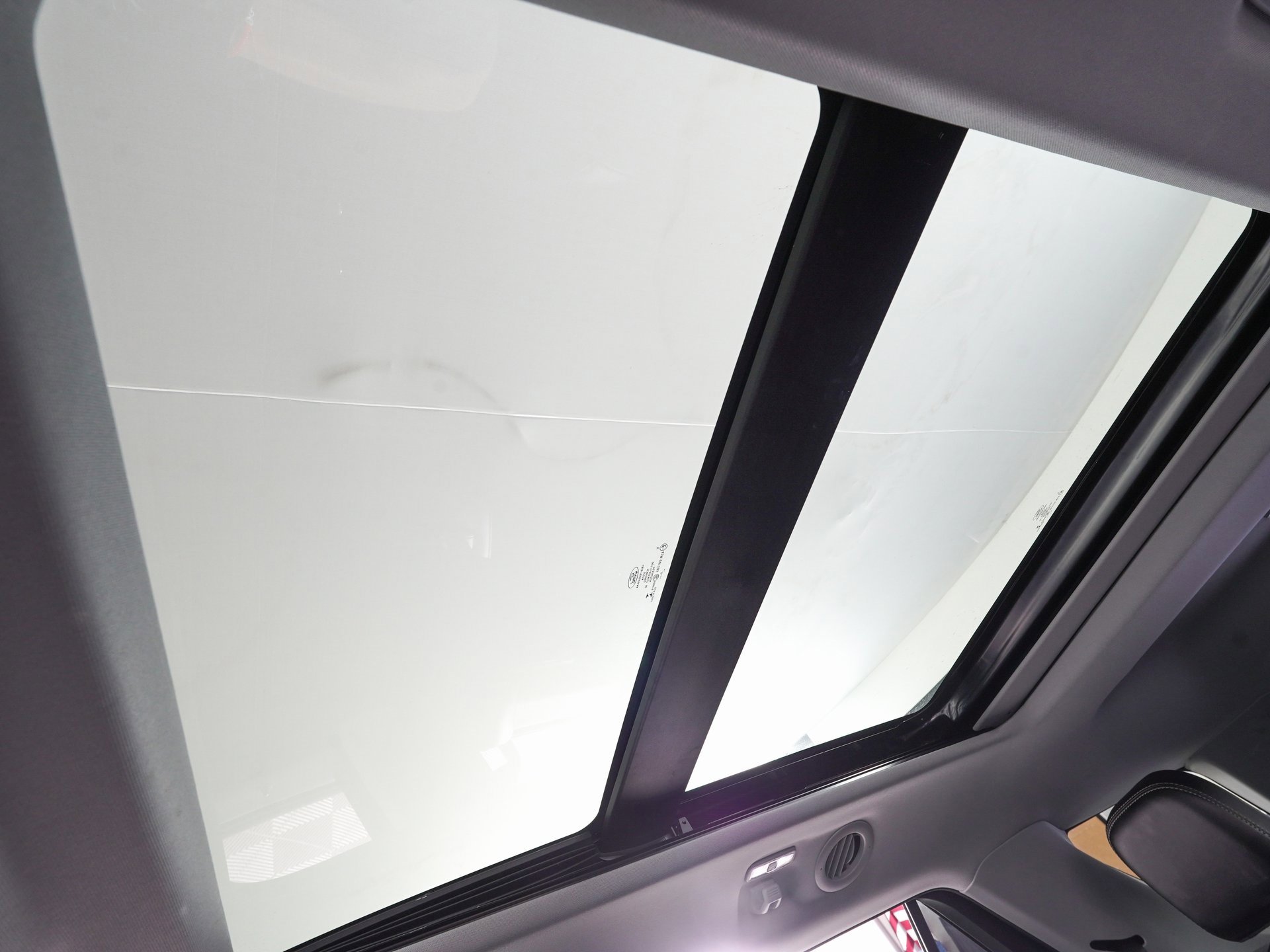 Used 2022 Ford Explorer XLT w/ Equipment Group 202A image 27