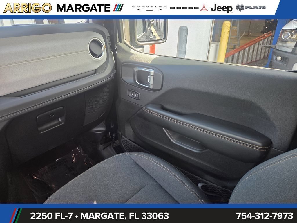 Used 2025 Jeep Wrangler Unlimited Sahara w/ Safety Group AWD/4WD image 17