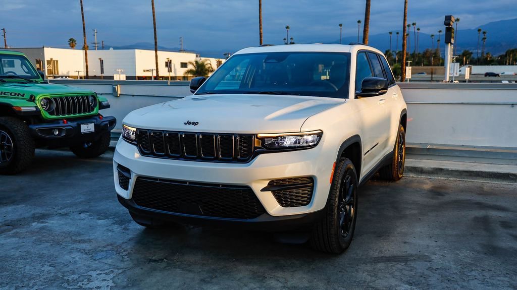 New 2025 Jeep Grand Cherokee Altitude image 4