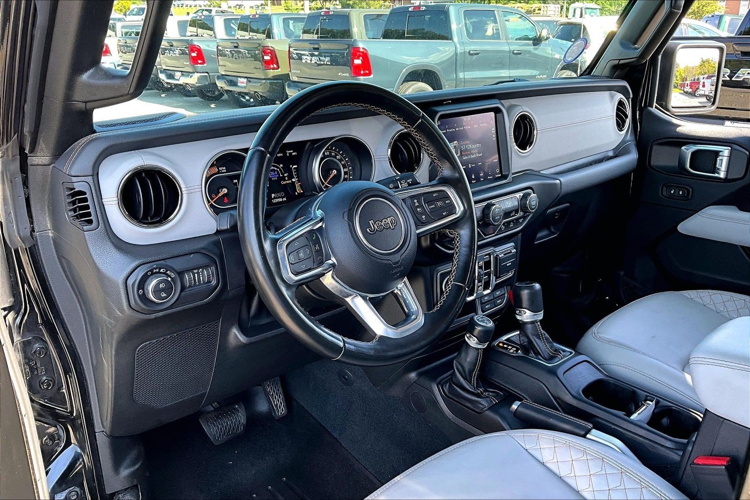Used 2022 Jeep Gladiator Overland AWD/4WD image 11