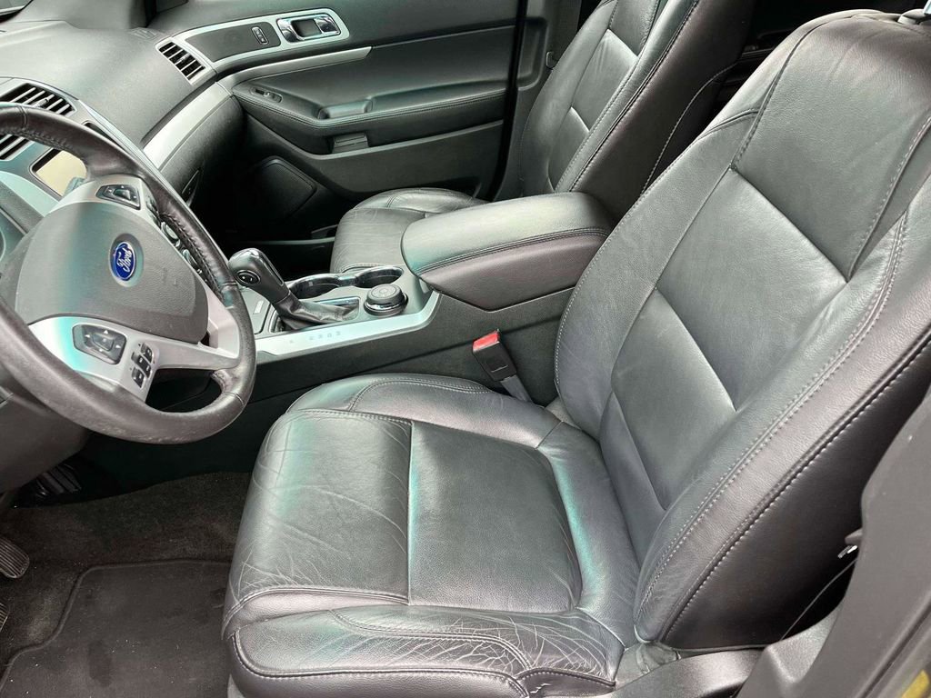 Used 2014 Ford Explorer XLT w/ Equipment Group 202A AWD/4WD image 8