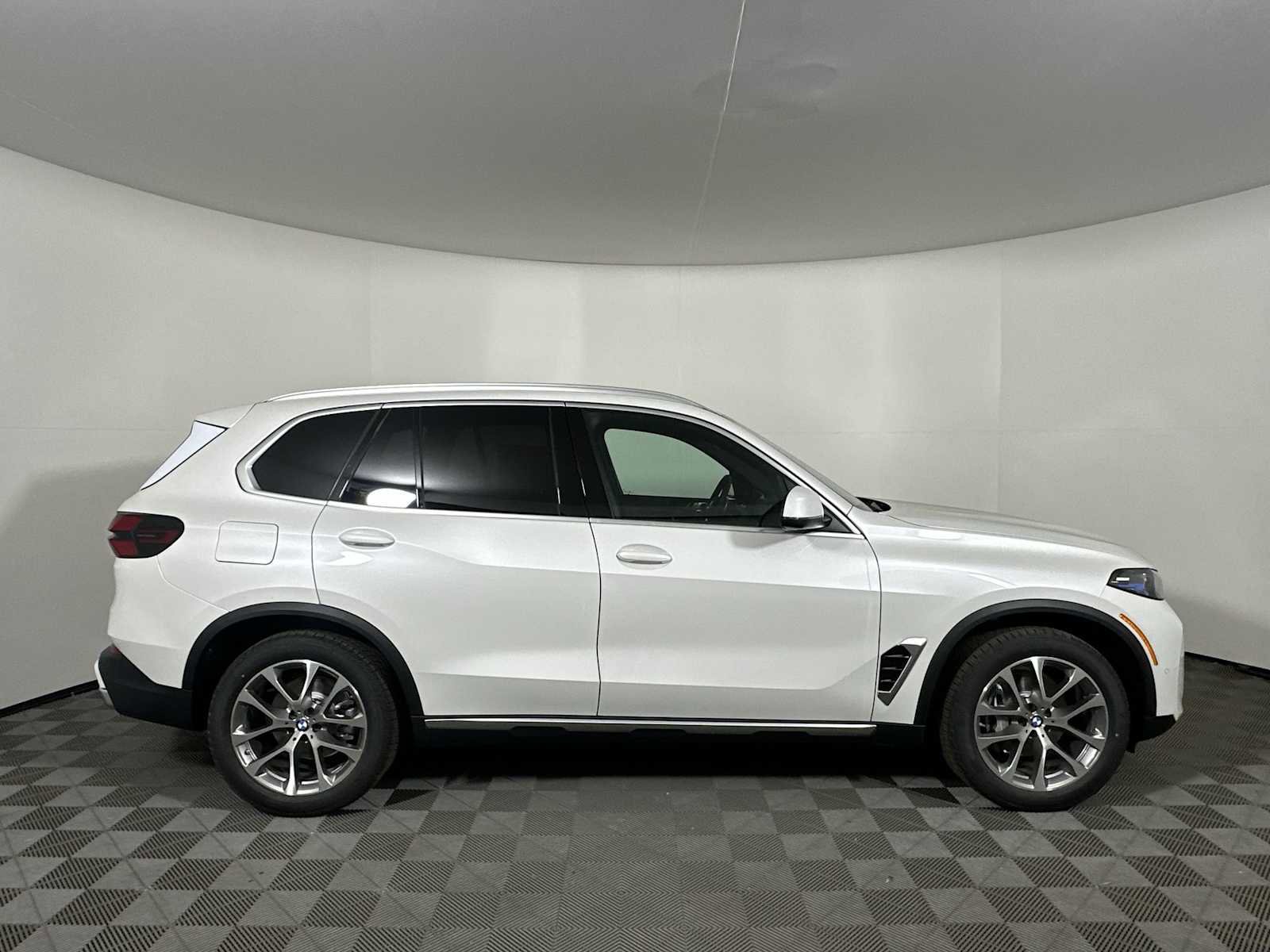 New 2026 BMW X5 xDrive40i w/ Premium Package image 8