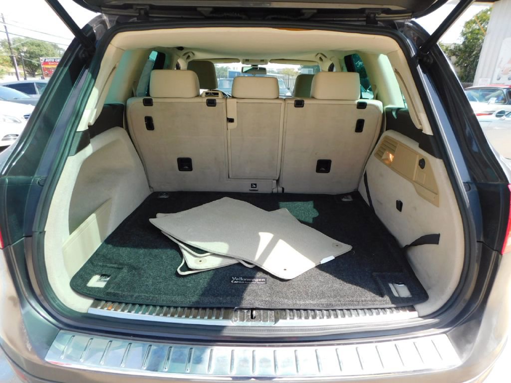 Used 2013 Volkswagen Touareg Sport image 20