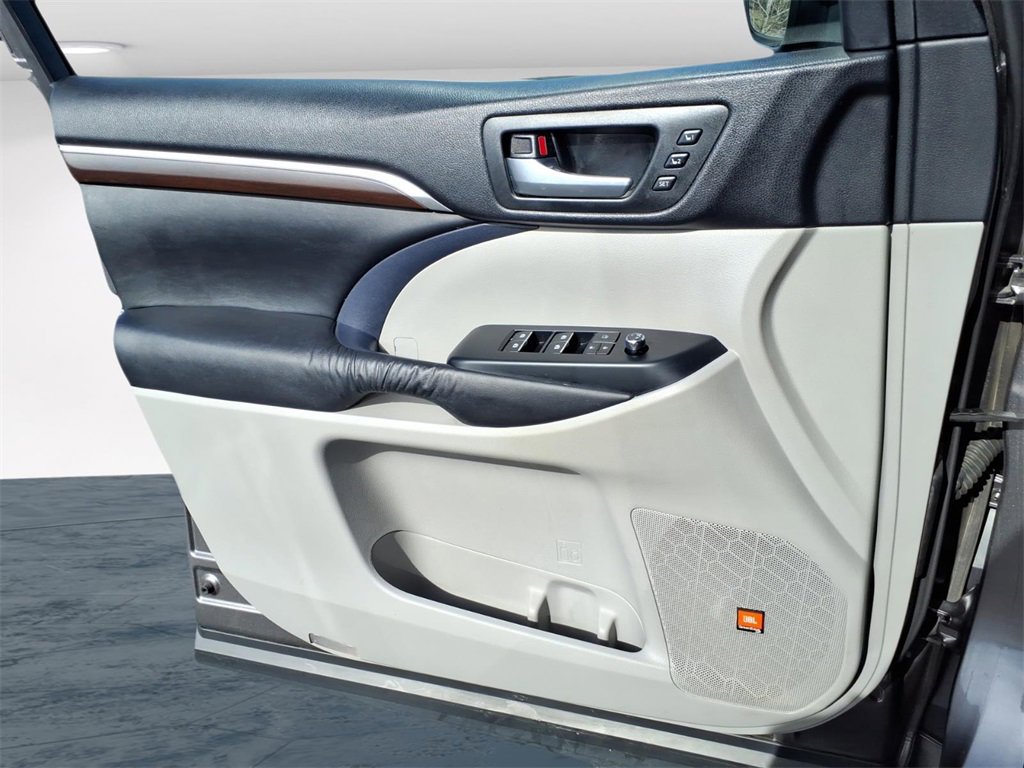 Used 2016 Toyota Highlander Limited image 25