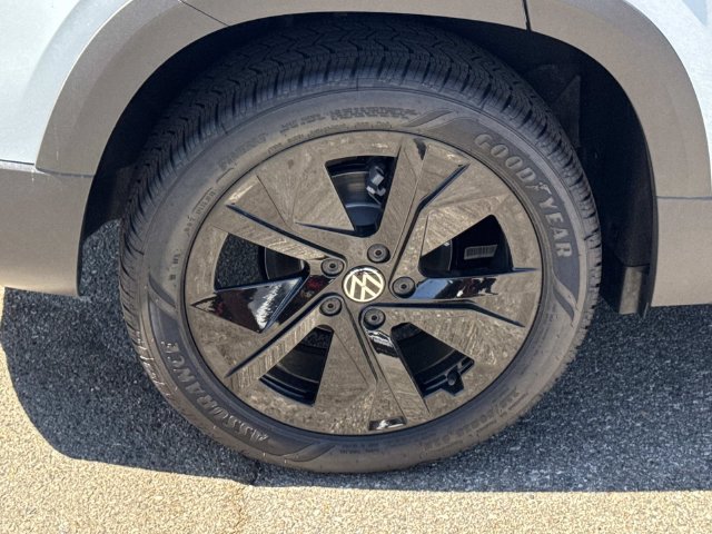 New 2026 Volkswagen Taos SE FWD image 30