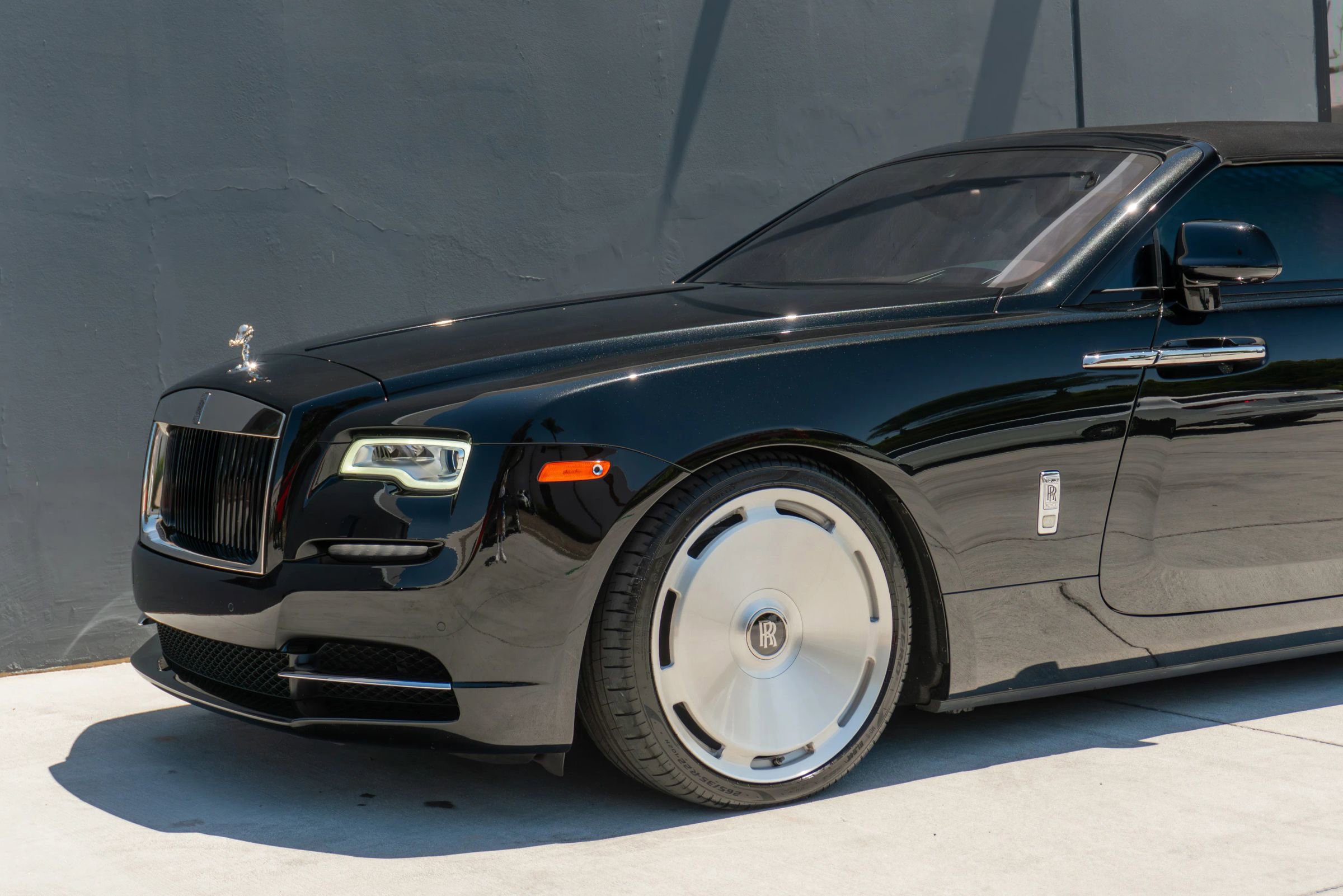 Used 2019 Rolls-Royce Dawn RWD image 23
