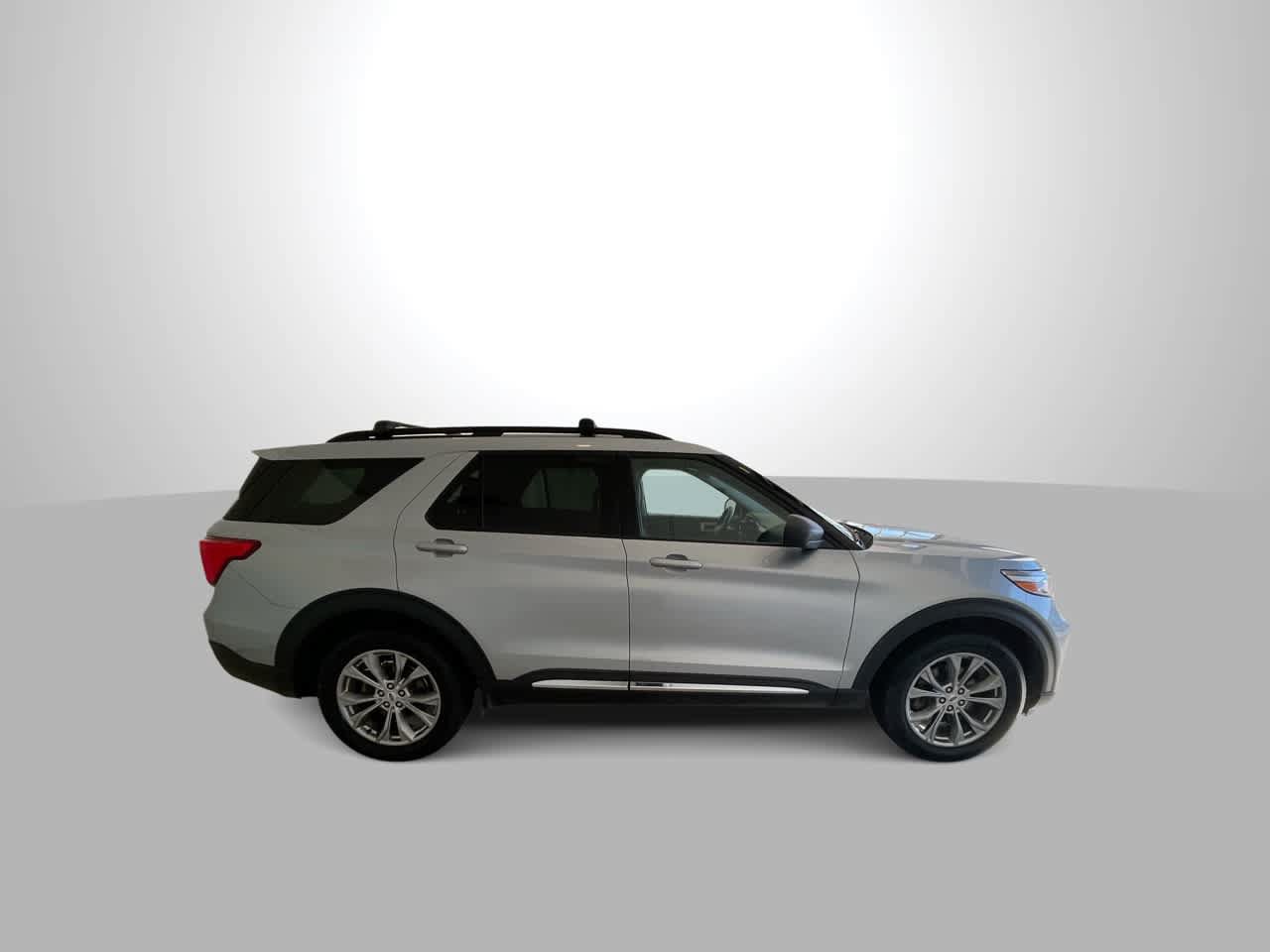 Used 2022 Ford Explorer XLT w/ Equipment Group 202A AWD/4WD image 9