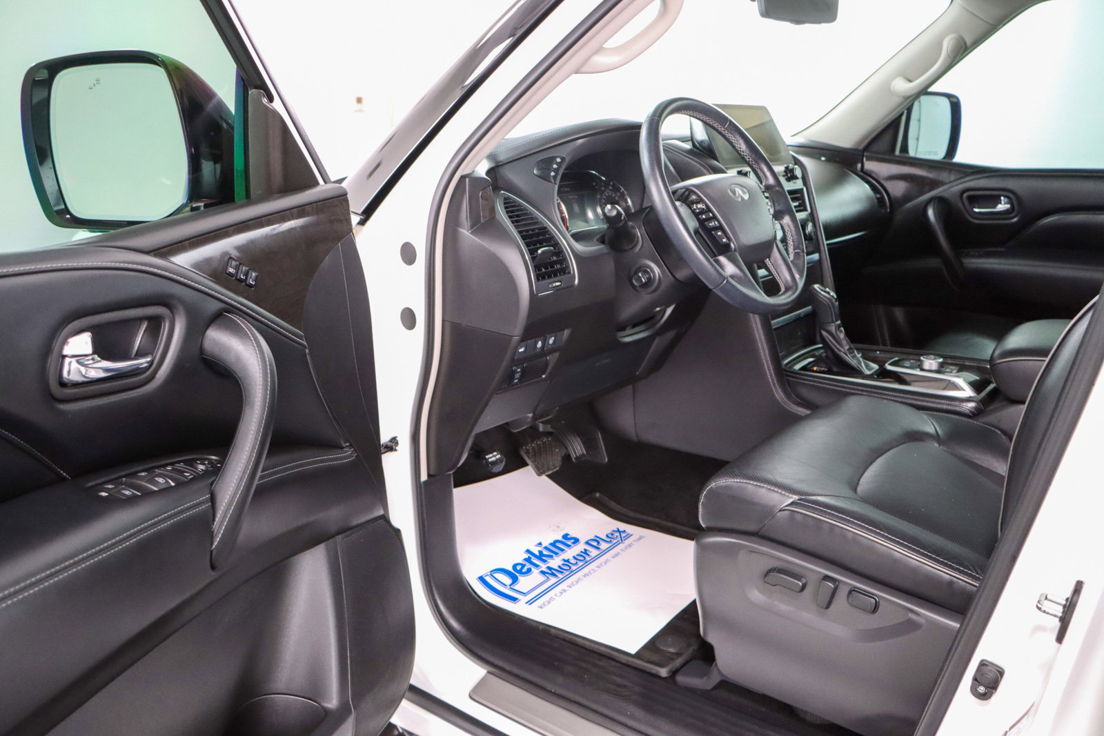 Used 2024 INFINITI QX80 Luxe w/ Cargo Package image 3