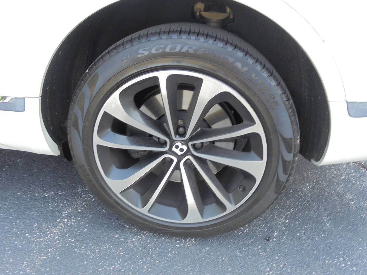 Used 2019 Bentley Bentayga AWD/4WD image 25