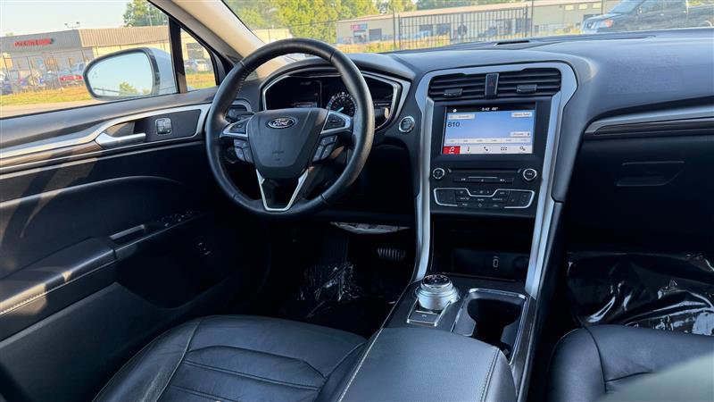 Used 2017 Ford Fusion SE w/ Equipment Group 602A FWD image 18