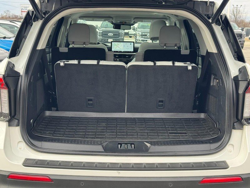 Used 2025 Ford Explorer Platinum w/ Ultimate Package image 4
