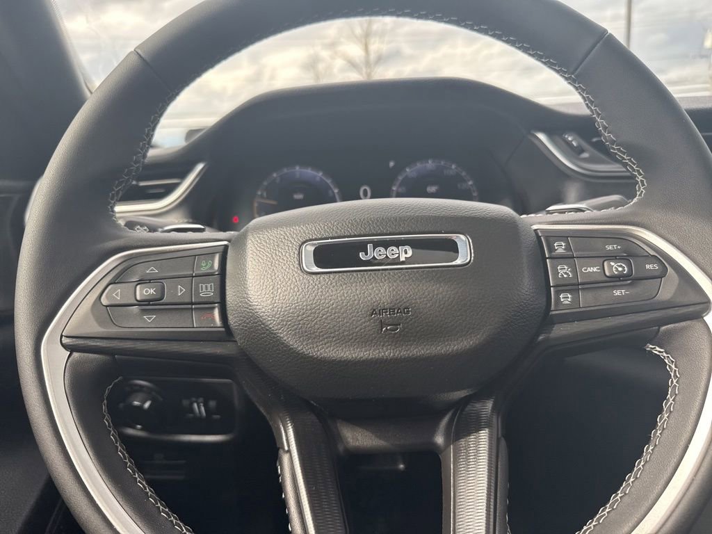 Used 2025 Jeep Grand Cherokee Laredo X image 20