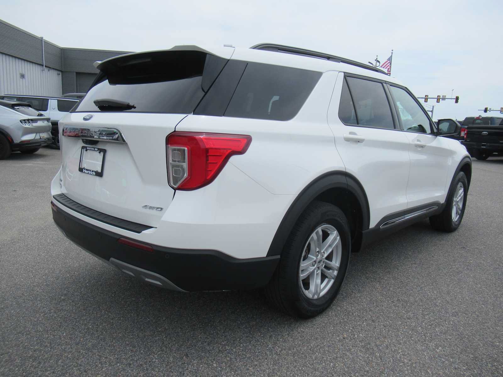 Used 2024 Ford Explorer XLT w/ Equipment Group 202A AWD/4WD image 5