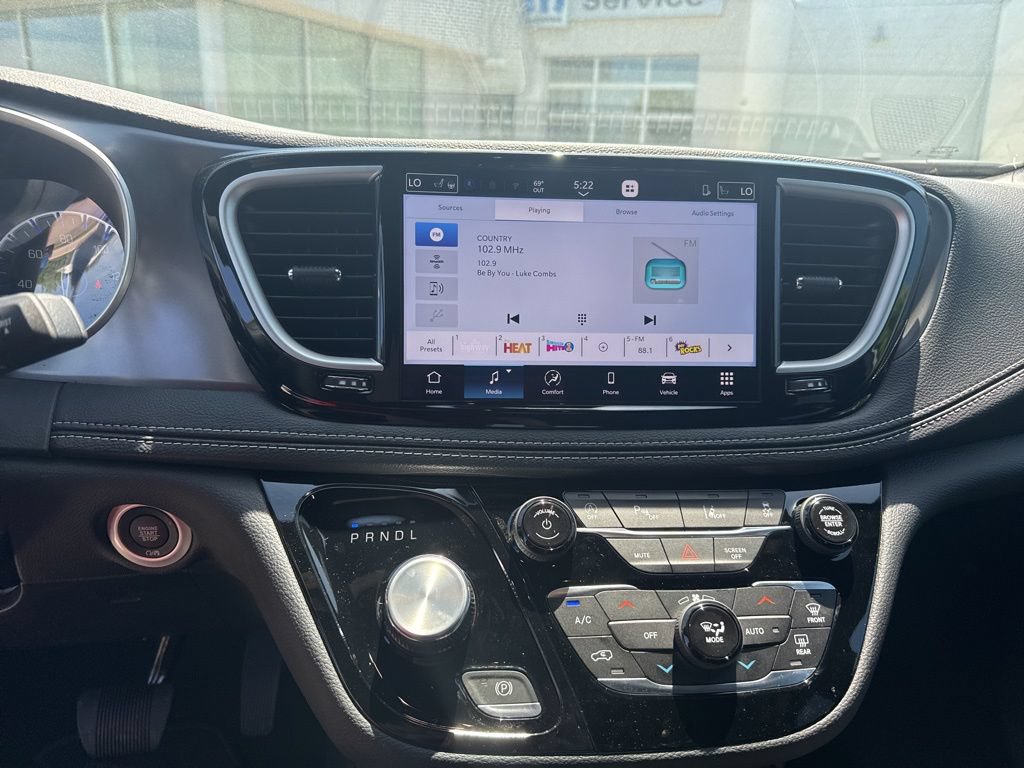 New 2026 Chrysler Pacifica Select AWD/4WD image 10