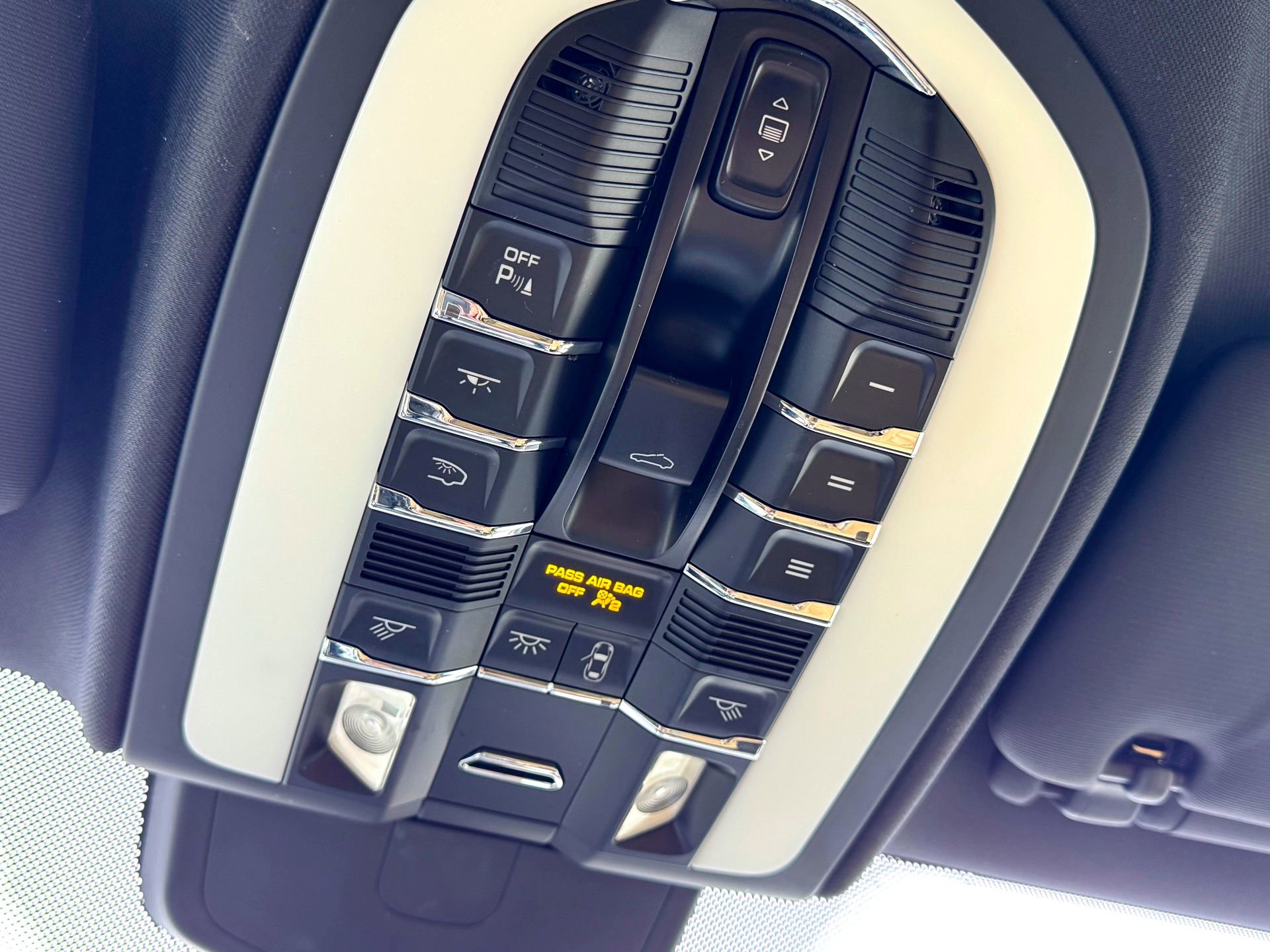 Used 2015 Porsche Cayenne S image 34