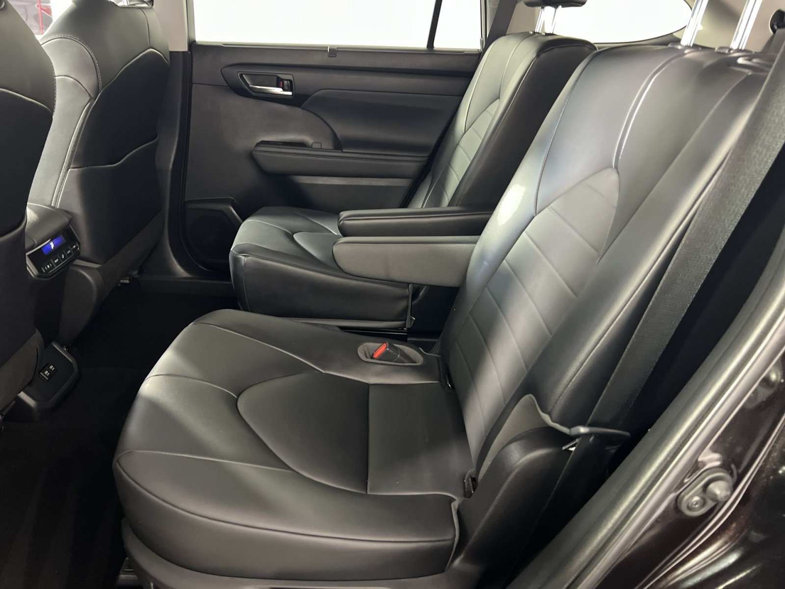 Used 2021 Toyota Highlander XLE AWD/4WD image 24