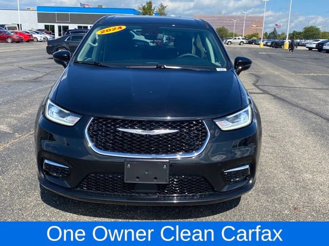 Used 2024 Chrysler Pacifica Touring-L image 2