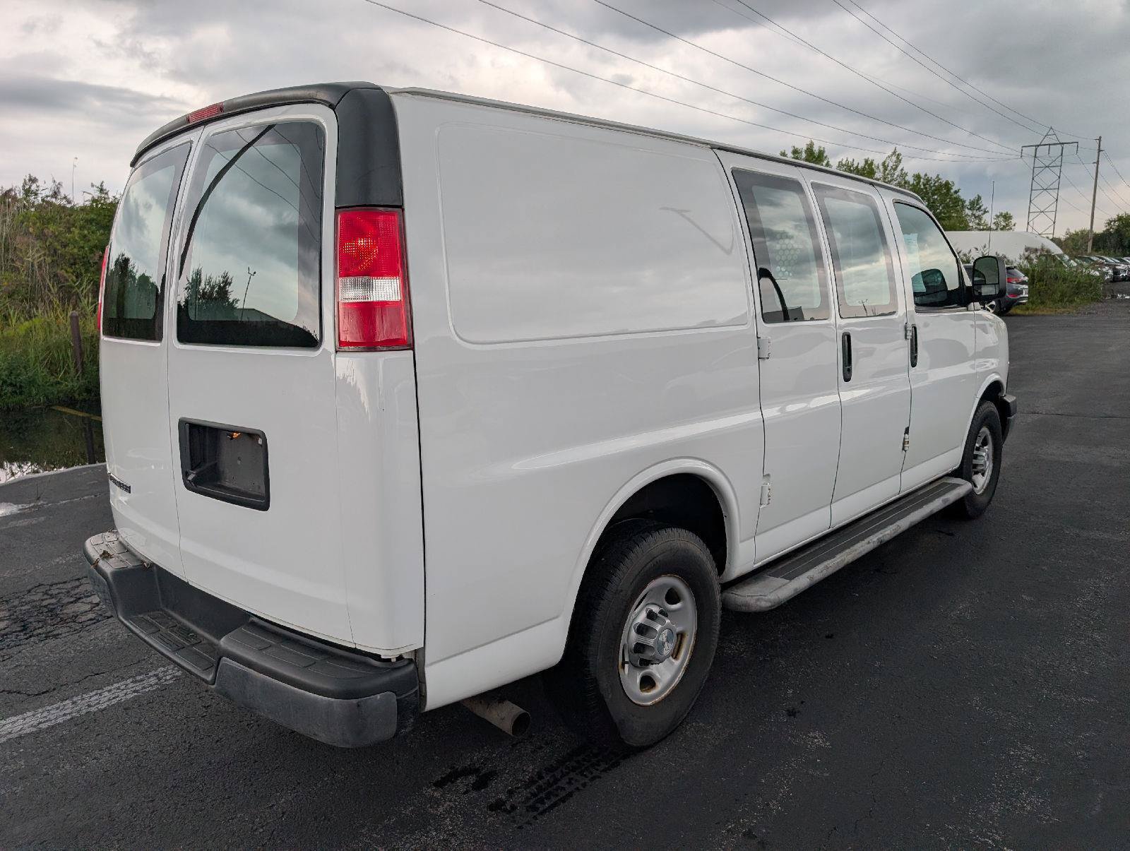 Used 2018 Chevrolet Express 2500 w/ Driver Convenience Package RWD image 7