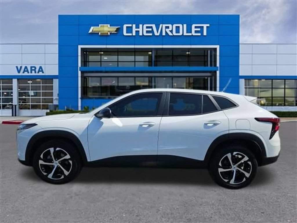 Certified 2025 Chevrolet Trax RS w/ Sunroof Package FWD image 2
