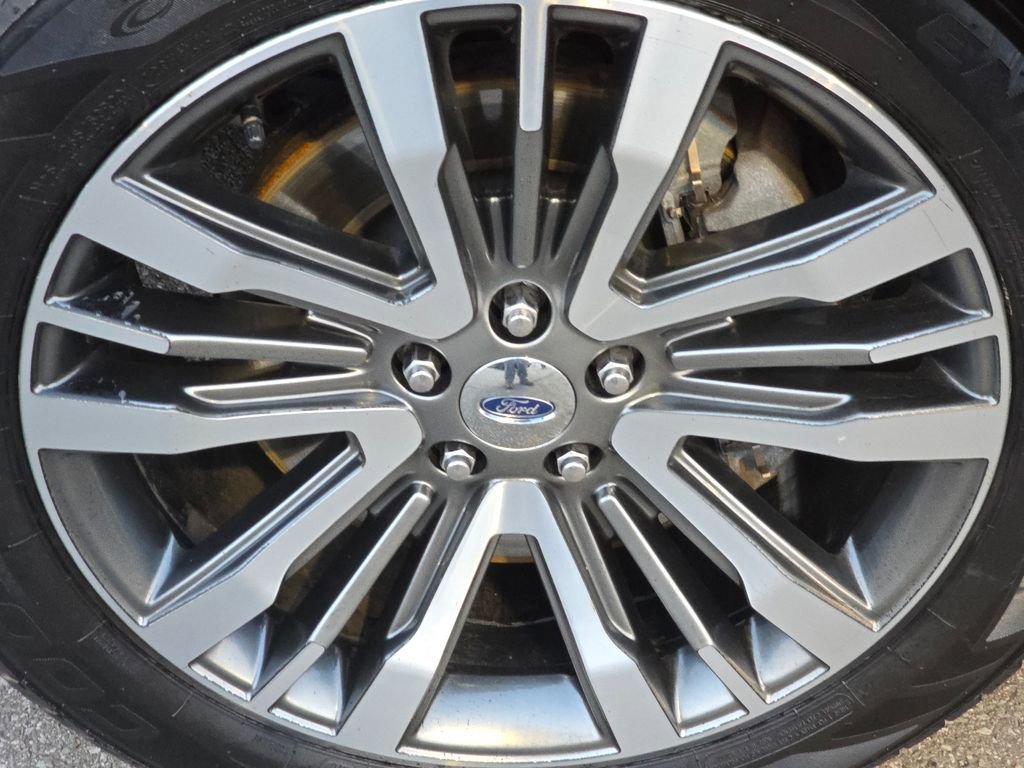 Used 2018 Ford Explorer Platinum image 18