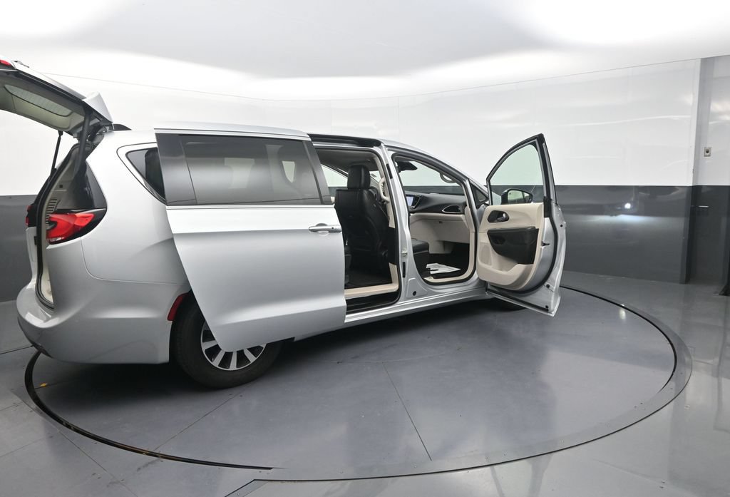 Used 2024 Chrysler Pacifica Limited FWD image 35