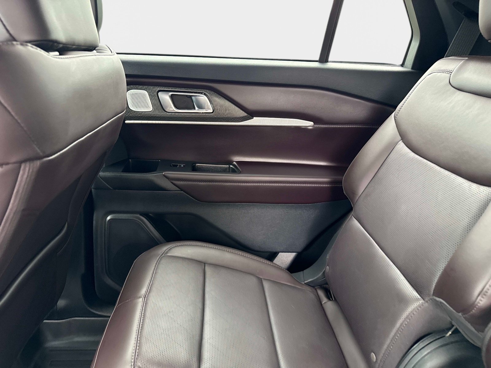 Used 2025 Ford Explorer Platinum RWD image 17